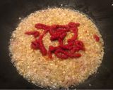 Foto del passaggio 3 della ricetta Maltagliati rossi e verdi al sugo di pinoli e cipolla 🧡