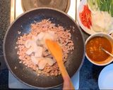 รูปขั้นตอนการทำที่ 3 ของ หมึกผัดไข่เค็ม +หมูสับหน่อยๆ😂