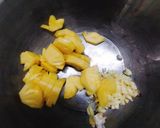 Hình bước làm 1 của món Gà chiên sauce khóm