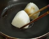 A picture of step 4 of Sauteed rice ball, with oil and soy sauce.