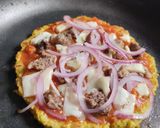 Foto del paso 13 de la receta: "Pizza" con base de coliflor al sartén🍕🧀🍖🥫🍅