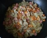 Foto langkah ke 3 dari resep Sup Cream Jamur Sosis.