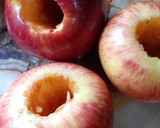 Foto del paso 1 de la receta: Manzanas horneadas con queso crema, pasas y praliné de nuez💕