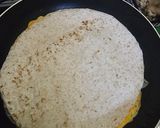 Gambar langkah 4 resipi Cheesy Omelette Wrap.