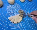 Hình bước làm 2 của món Crescent roll hình quạt
