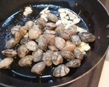 Foto langkah ke 2 dari resep Spaghetti alle Vongole in Bianco.