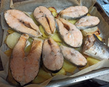 Foto del paso 3 de la receta: Salmón al horno con patata y cebolla