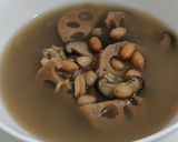 A picture of step 8 of Lotus root peanut soup.