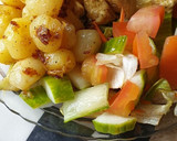 Foto del paso 4 de la receta: Pechuga de pollo a la plancha con papas al ajillo y ensalada