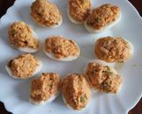 Foto del paso 4 de la receta Huevos rellenos de atún, surimi y aceitunas aliñadas
