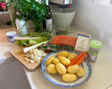 Foto del paso 1 de la receta: Salmón en su jugo y porrusalda en crema