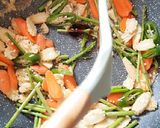 Foto langkah ke 4 dari resep Tumis sayur dan telur simpel.