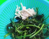 Foto langkah ke 1 dari resep Tumis Kangkung Jamur Saos Tiram.