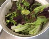 Une image de l'étape 4 de Salade composée laitue, concombre, betteraves et olives.
