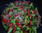 Foto langkah ke 5 dari resep Brokoli Sapi Lada Hitam.
