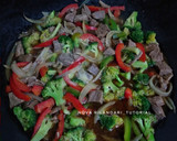 Foto langkah ke 5 dari resep Brokoli Sapi Lada Hitam.
