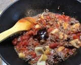 Une image de l'étape 5 de Ramens au bœuf, champignons, tomates, prune et coriandre.
