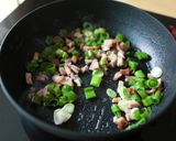 Foto langkah ke 3 dari resep Kimchi Bokkeumbab Nasi goreng Korea.