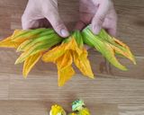 Foto del passaggio 2 della ricetta Sfogliatine ripiene ai fiori di zucca e provola
