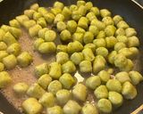 Foto del passaggio 2 della ricetta Gnocchetti al basilico con calamaretti saltati