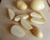 Foto del paso 2 de la receta Patatas nuevas, fritas en aceite de pistacho, al laurel y al romero