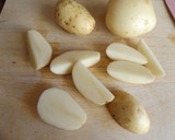 Foto del paso 2 de la receta: Patatas nuevas, fritas en aceite de pistacho, al laurel y al romero