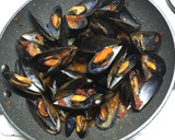 Foto del paso 2 de la receta: Mejillones picantes marineros al brandy