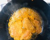 A picture of step 2 of Salmon karhai fish.