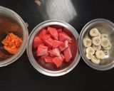 A picture of step 2 of Papaya-banana -orange smoothie.