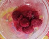 Foto langkah ke 1 dari resep Smoothie Pisang Raspberry.