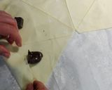 Foto del paso 3 de la receta: Rulos de hojaldre rellenos de chocolate y bañados con mermelada