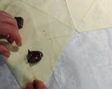 Foto del paso 3 de la receta: Rulos de hojaldre rellenos de chocolate y bañados con mermelada