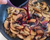 Foto del paso 3 de la receta Medallones de ternera en salsa de vino tinto y champiñones