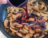 Foto del paso 3 de la receta: Medallones de ternera en salsa de vino tinto y champiñones