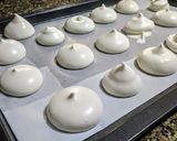 Foto del paso 2 de la receta: MERENGUITOS 🍥Y Grageas de 🌈Colores...!