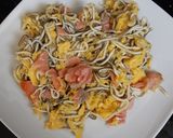 Foto del paso 3 de la receta: Revuelto de gulas y salmón ahumado