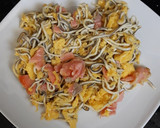 Foto del paso 3 de la receta: Revuelto de gulas y salmón ahumado