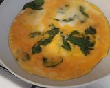 Omlet (jajka sadzone) ze szpinakiem i pomidorami krok przepisu 2 zdjęcie