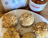 Une image de l'étape 9 de Arancini au riz noir et shakshuka Omie, au cœur de feta et chorizo.