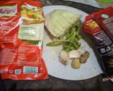 Foto langkah ke 1 dari resep Nasi goreng sayur kencur simple dan enak.