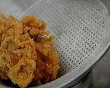 Foto langkah ke 6 dari resep Ayam Goreng 3 Bahan | Ekonomis Dan Tahan Kriuk 12 Jam | Cocok Untuk Usaha.