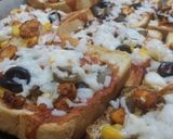 A picture of step 3 of Oven Baked Chicken Loaded Bread Pizzas.