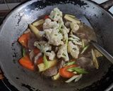 Foto langkah ke 5 dari resep 1. Capcay sayur bakso.