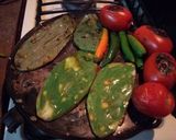 Foto del paso 1 de la receta: Salsa de molcajete con nopales