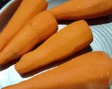 A picture of step 1 of Orange gazar ka halwa.