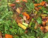 Foto del paso 2 de la receta: Salteado de espárragos y kale con garbanzos