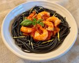 Tintahalas spagetti paradicsomszósszal, garnélával recept fázis 4 fotója