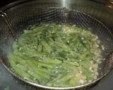 Foto del paso 1 de la receta: Tortilla de porotos verdes, choclo y tomate a la albahaca