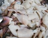 Foto del passaggio 1 della ricetta Spaghetti quadrati con moscardini e calamari 🐙🍝🍅