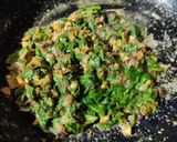 A picture of step 4 of Lehsooni palak.